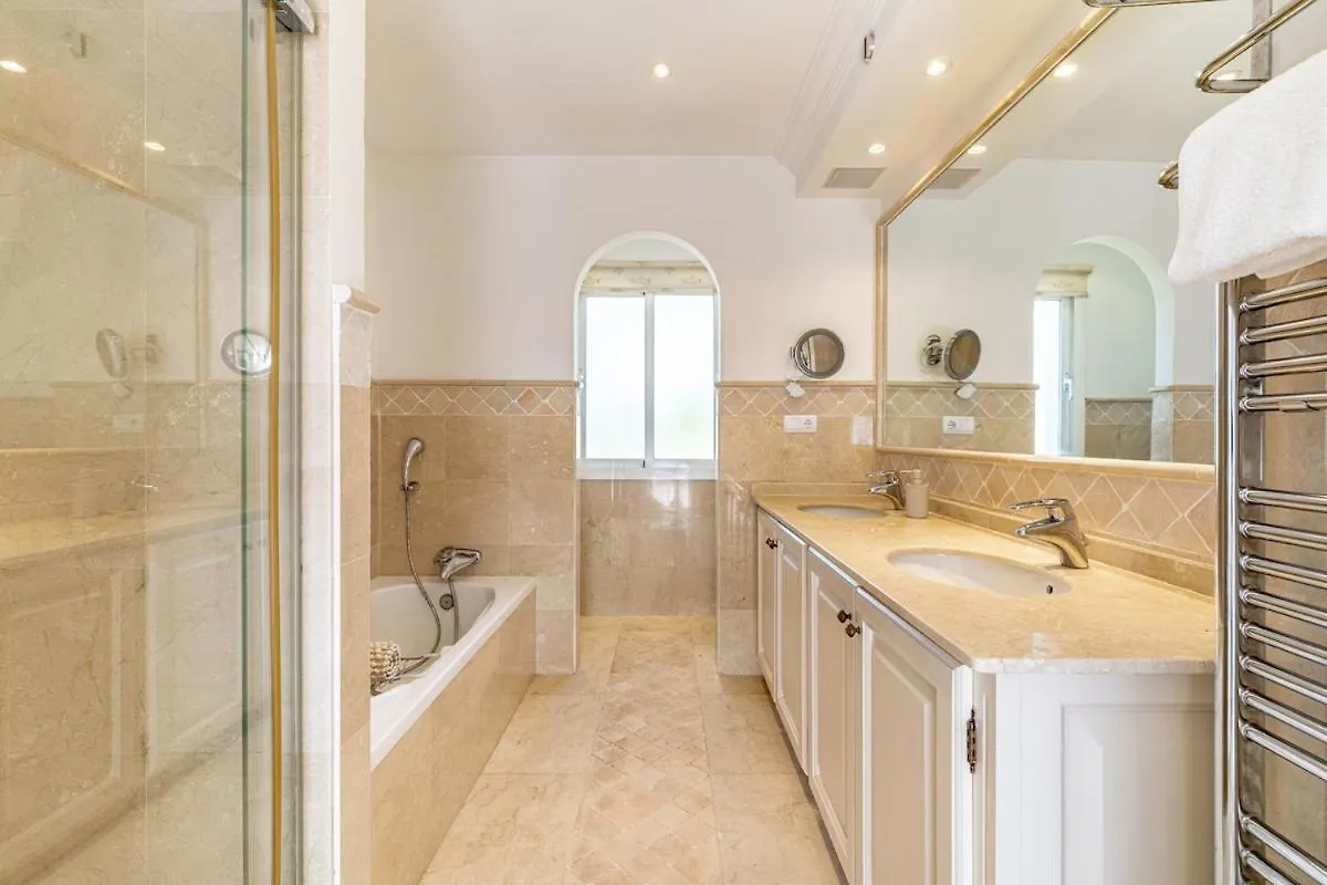 Luxury Villa, Heated Pool, Hot Tub, Next To The Beach Marbellac 0*,