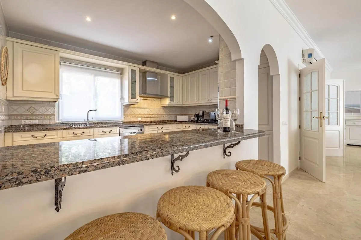 Luxury Villa, Heated Pool, Hot Tub, Next To The Beach Marbellac Espagne