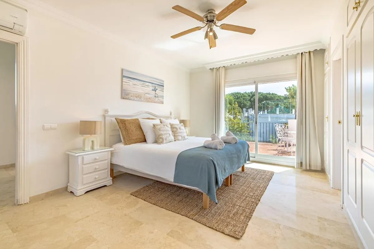 Luxury Villa, Heated Pool, Hot Tub, Next To The Beach Marbellac 0*,  Espagne