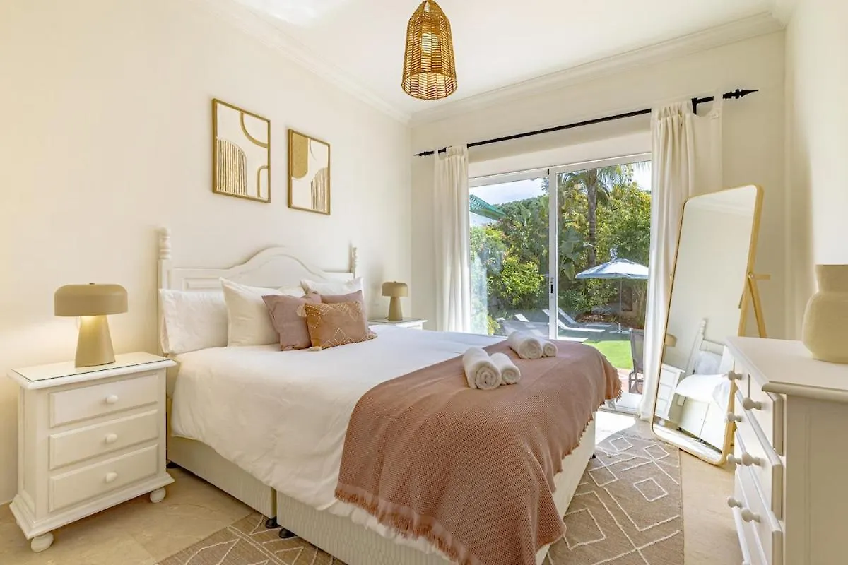 Luxury Villa, Heated Pool, Hot Tub, Next To The Beach Μαρμπέλλα