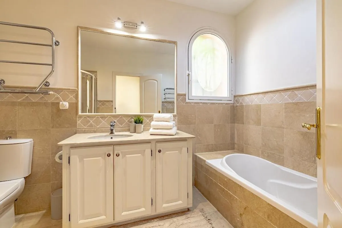 Luxury Villa, Heated Pool, Hot Tub, Next To The Beach Μαρμπέλλα Βίλα